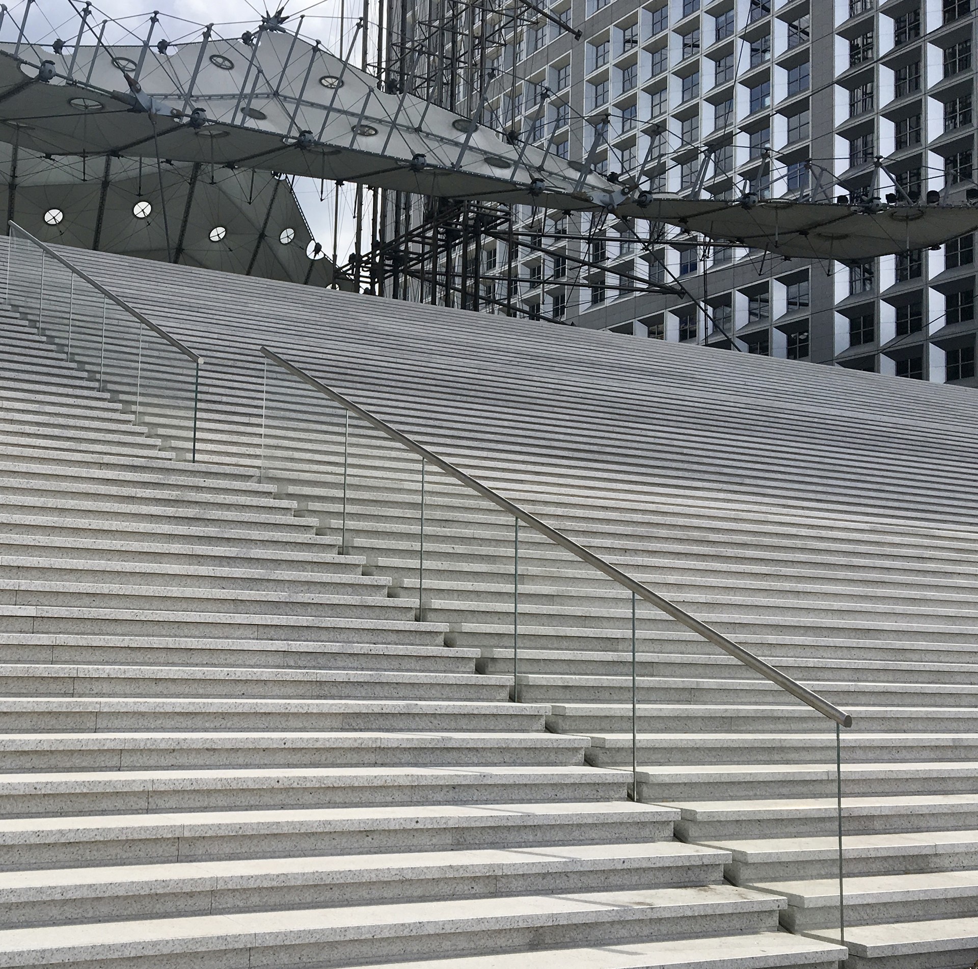 CROSILUX® 2.0 - Projet de rénovation du parvis de la Défense à Paris Poseur Vulcain
